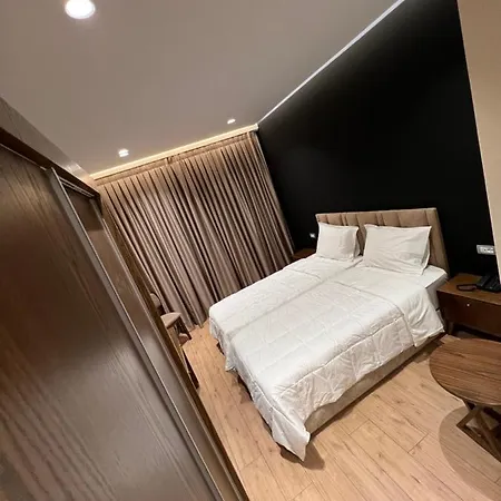 Hotel White Crown Kamez